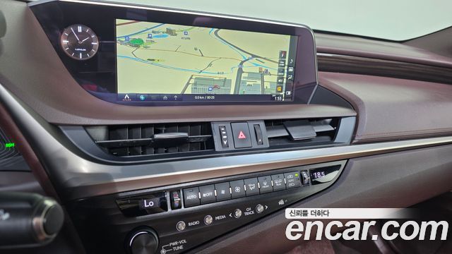 Lexus ES 2019 — photo 21