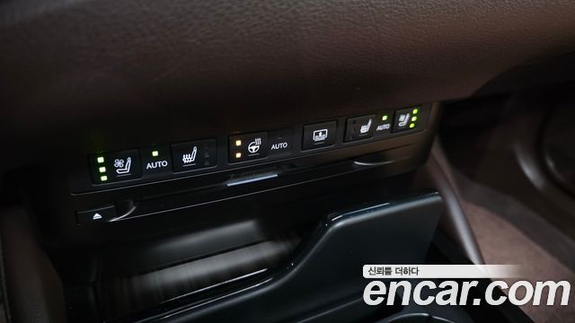 Lexus ES 2019 — photo 22
