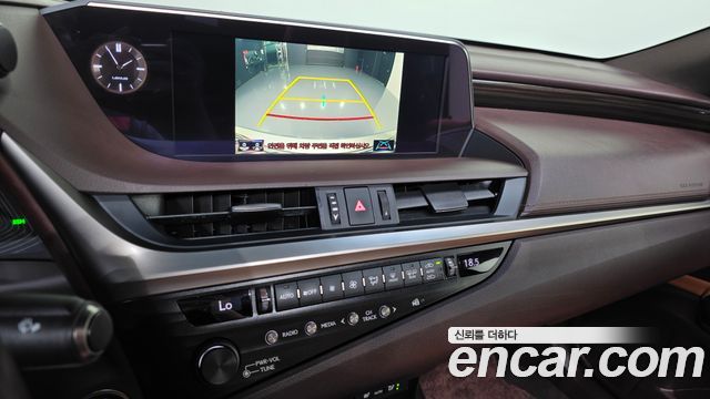 Lexus ES 2019 — photo 23