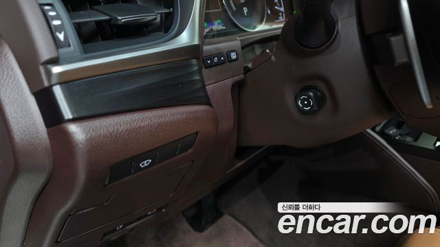 Lexus ES 2019 — photo 24