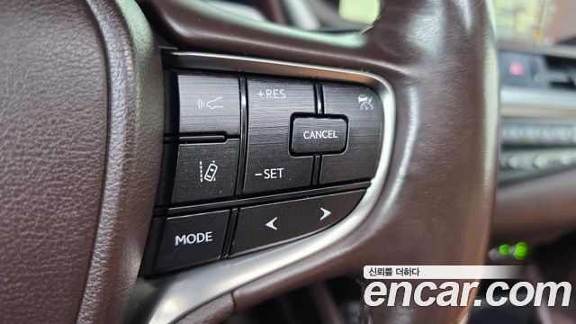 Lexus ES 2019 — photo 25