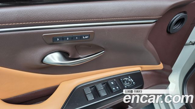Lexus ES 2019 — photo 26