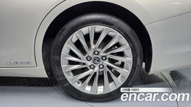 Lexus ES 2019 — photo 7