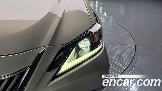 Lexus ES 2019 — photo 8