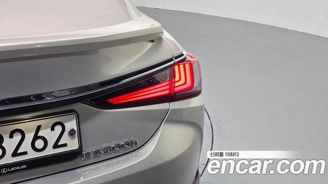 Lexus ES 2019 — photo 9