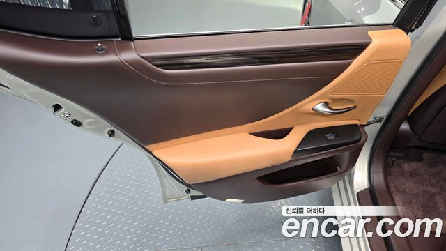 Lexus ES 2019 — photo 15