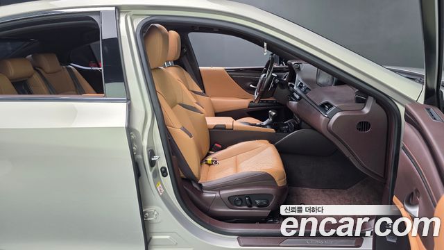 Lexus ES 2019 — photo 16