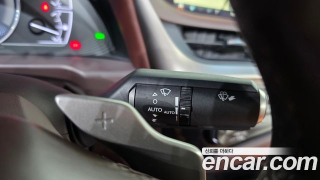 Lexus ES 2019 — photo 27