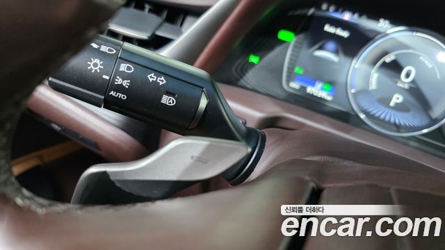 Lexus ES 2019 — photo 28