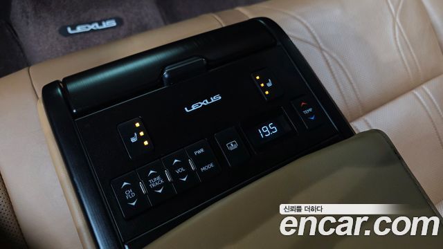 Lexus ES 2019 — photo 29