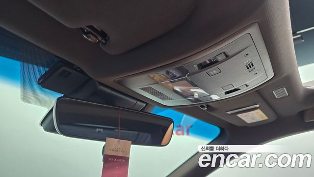 Lexus ES 2019 — photo 30