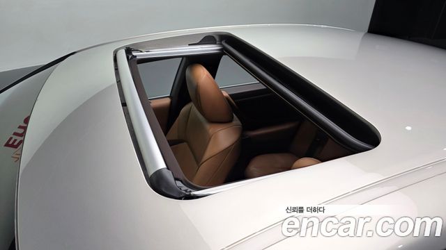 Lexus ES 2019 — photo 32