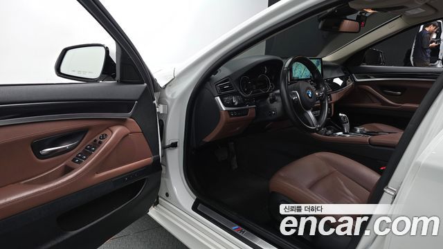 BMW 5-Series 2016 — photo 10