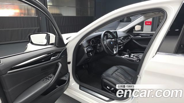 BMW 5-Series 2018 — photo 13