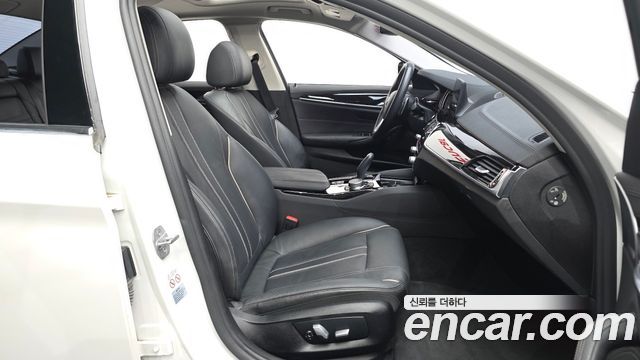 BMW 5-Series 2018 — photo 17