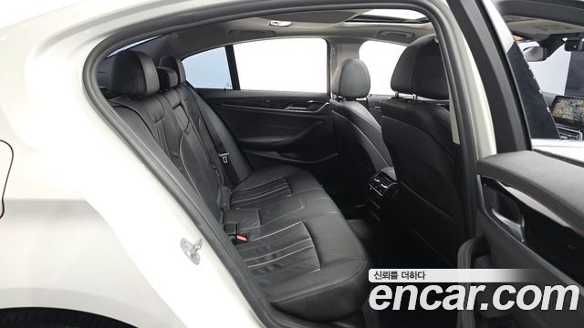 BMW 5-Series 2018 — photo 18
