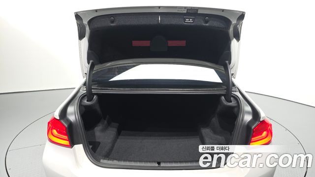 BMW 5-Series 2018 — photo 26