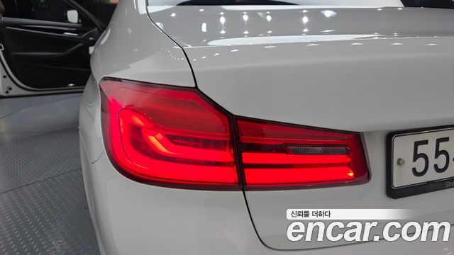 BMW 5-Series 2018 — photo 9
