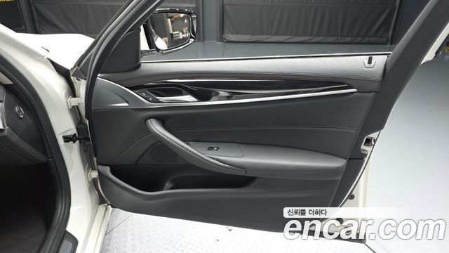 BMW 5-Series 2018 — photo 14