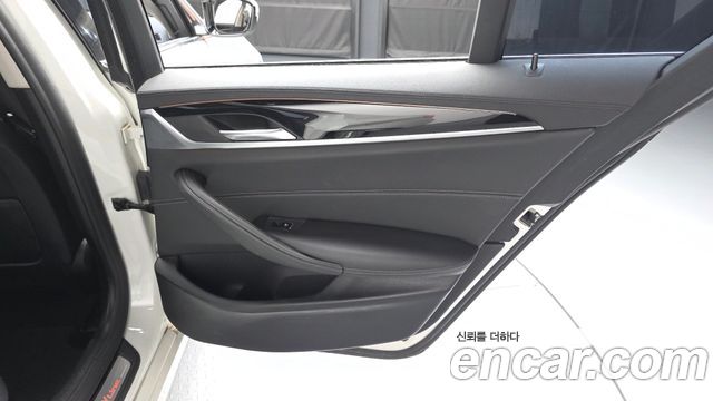 BMW 5-Series 2018 — photo 15