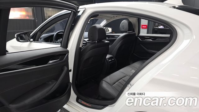 BMW 5-Series 2018 — photo 16