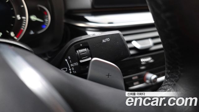 BMW 5-Series 2018 — photo 30