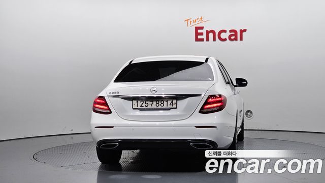 Mercedes-Benz E-Class 2020 — photo 4