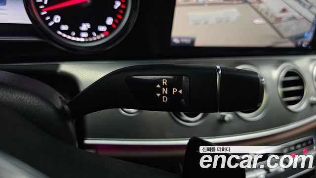 Mercedes-Benz E-Class 2020 — photo 12