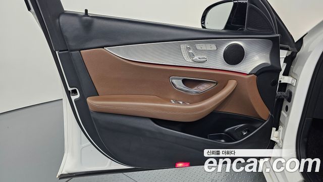 Mercedes-Benz E-Class 2020 — photo 14