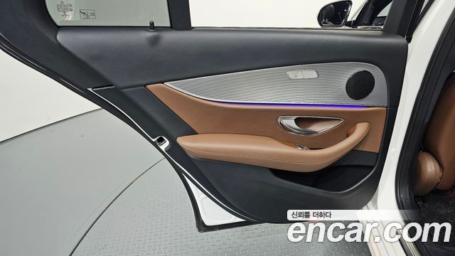 Mercedes-Benz E-Class 2020 — photo 15
