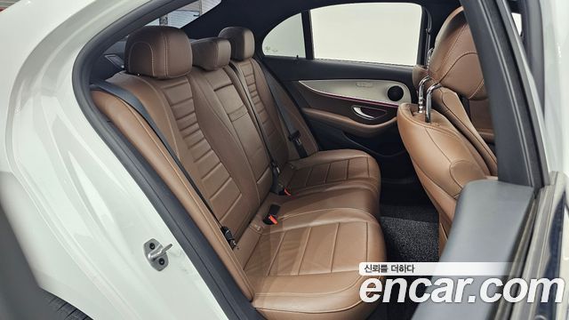 Mercedes-Benz E-Class 2020 — photo 16