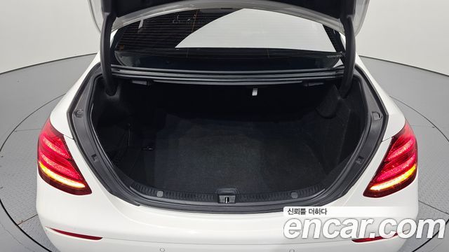 Mercedes-Benz E-Class 2020 — photo 30
