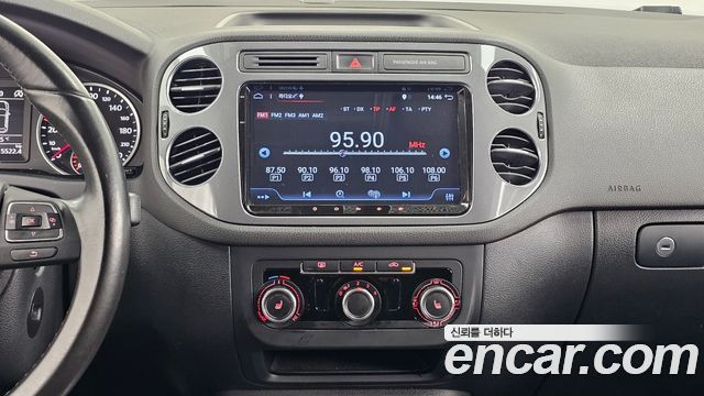Volkswagen Tiguan 2015 — photo 17
