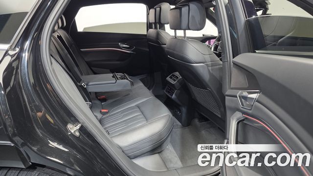 Audi e-tron 2022 — photo 18
