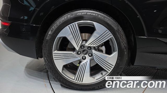 Audi e-tron 2022 — photo 7