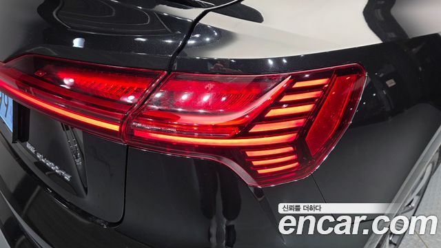 Audi e-tron 2022 — photo 9