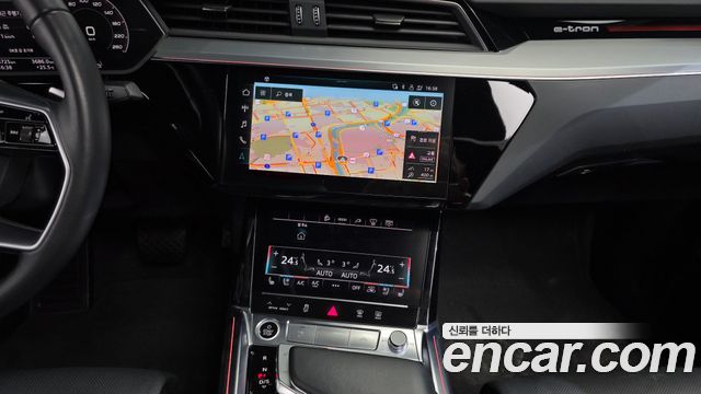 Audi e-tron 2022 — photo 30