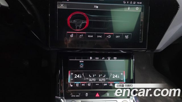 Audi e-tron 2022 — photo 32