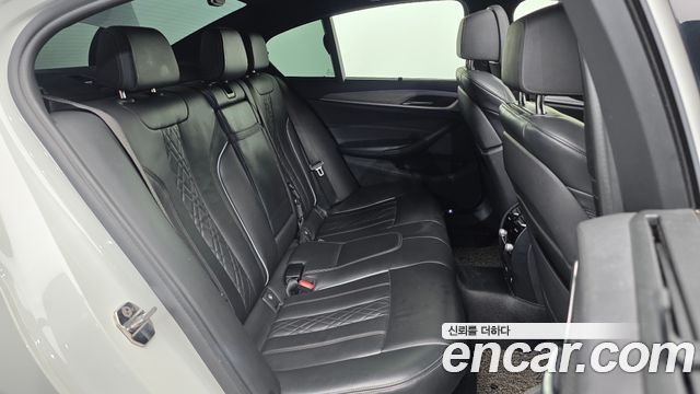 BMW 5-Series 2018 — photo 18