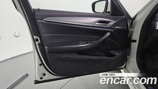 BMW 5-Series 2018 — photo 14