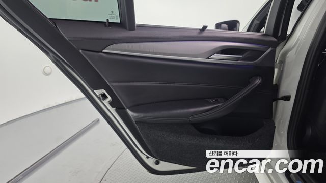 BMW 5-Series 2018 — photo 15