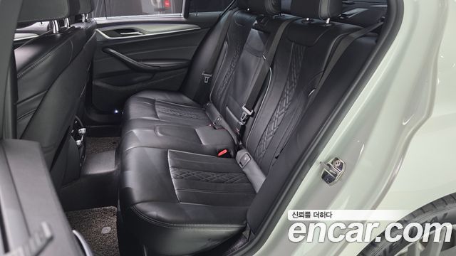 BMW 5-Series 2018 — photo 16