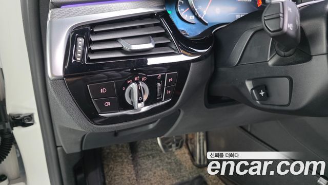 BMW 5-Series 2018 — photo 27