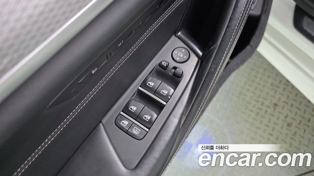 BMW 5-Series 2018 — photo 30