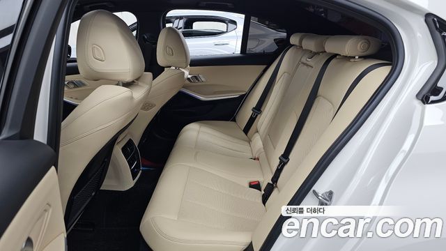 BMW 3-Series 2023 — photo 16