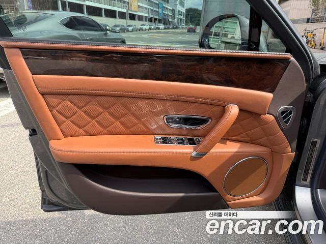 Bentley Flying Spur 2018 — photo 12