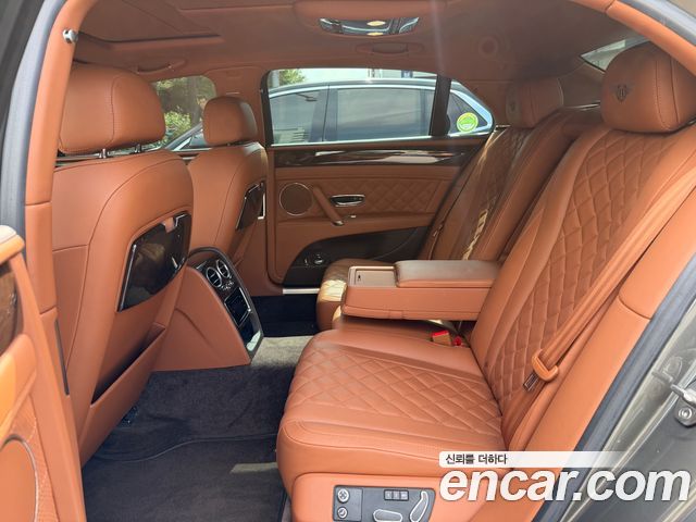 Bentley Flying Spur 2018 — photo 17