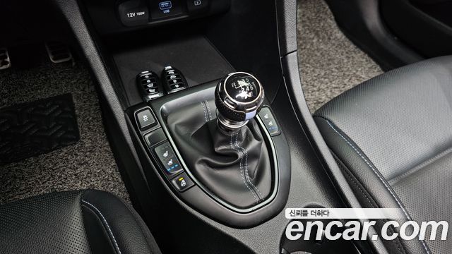 Hyundai Veloster 2022 — photo 12