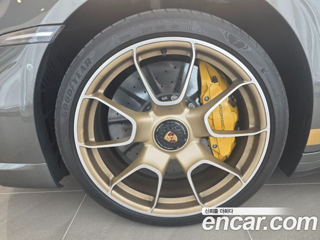 Porsche 911 2023 — photo 9