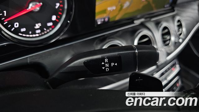 Mercedes-Benz E-Class 2017 — photo 12